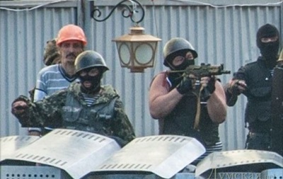 Ребята в экипировке и с оружием, прикрываемые правоохранителями, начали стрельбу по маршу футбольных фанатов и евромайдановцев.
