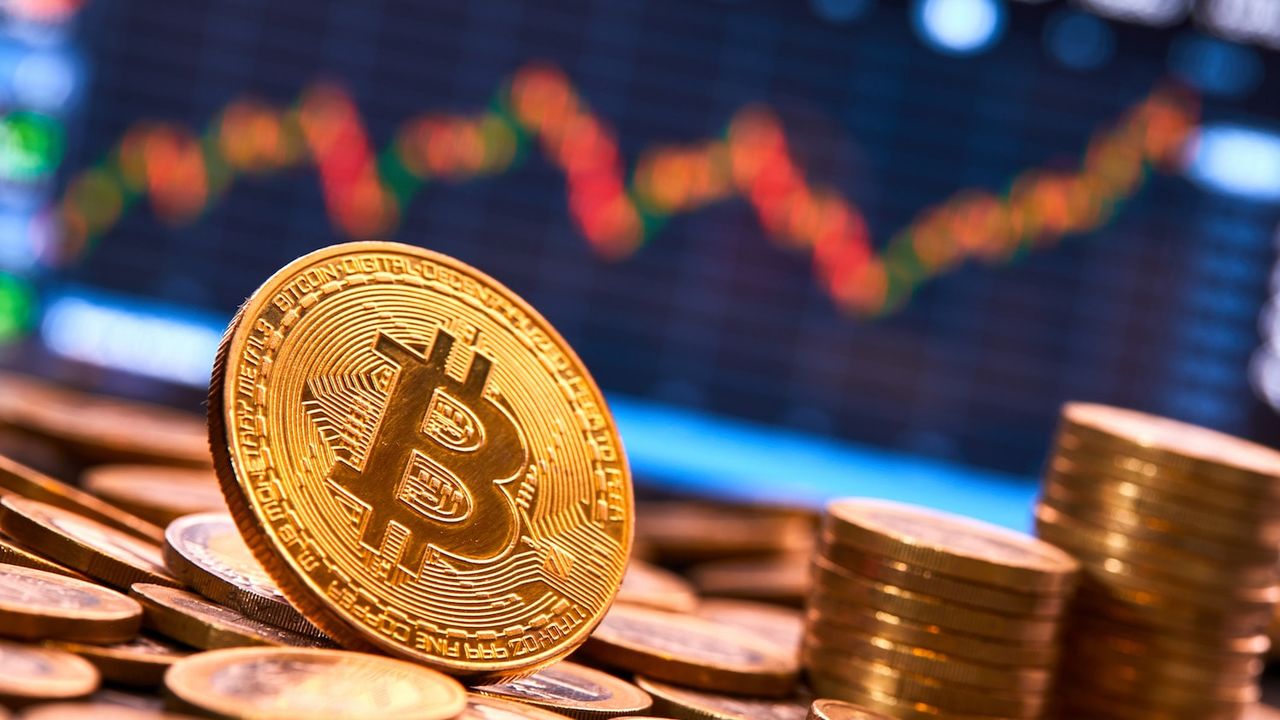 Общая капитализация рынка криптовалют впервые превысила $2 триллиона.