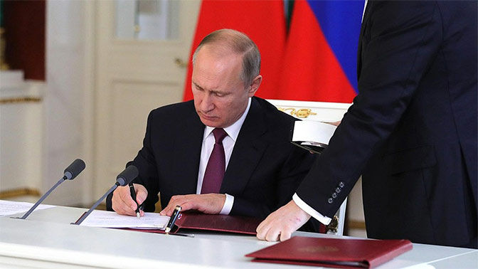 Путин подписал закон об ответных санкциях.
