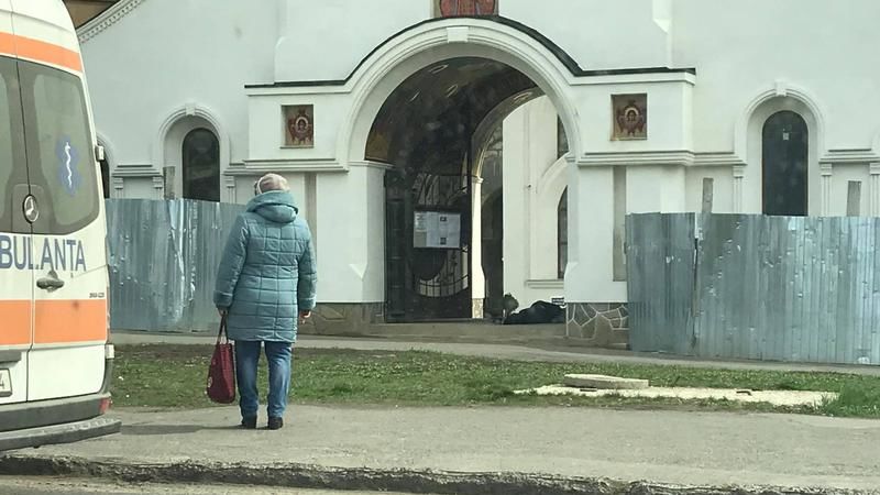 Во дворе столичной церкви обнаружили мертвого мужчину.