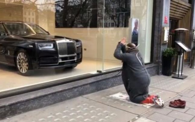 Rugăciunea unui oligarh rus fugar în faţa unei reprezentanţe Rolls-Royce. Foto: Captură Video