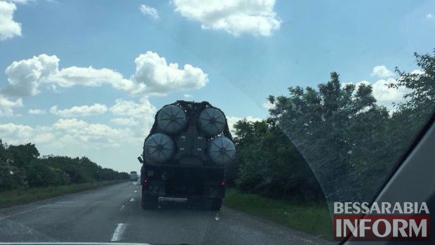 Sisteme de rachete S-300, surprinse în timp ce erau transportate spre frontiera cu Republica Moldova.