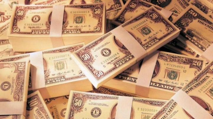 Капиталы восьми богатейших людей мира и 50% человечества сравнялись.