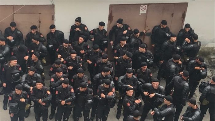 Внутренний двор ЦИК заполнен полицейскими со щитами и резиновыми дубинками. Фото: protv.md.