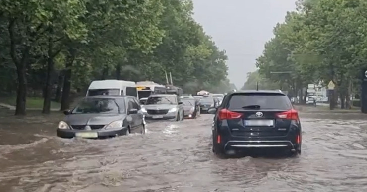 В Кишиневе из-за сильного ливня затопило некоторые улицы.