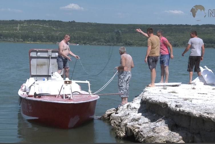 Din cauza acestora, apa din lac este de culoare verde toxică şi are un miros extrem de neplăcut.