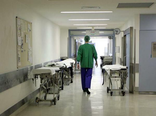 Пациентки, которым 25 и 30 лет, перенесли несколько операций по пересадке кожи.