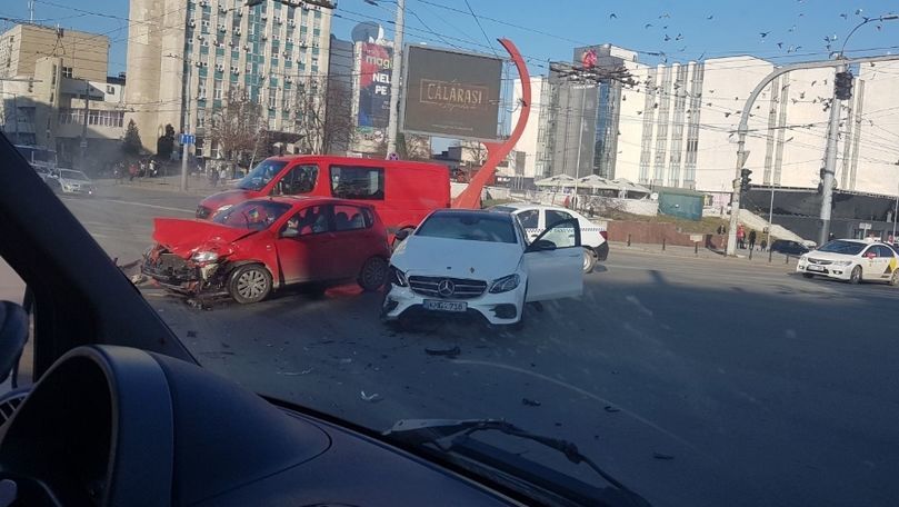 В центре столицы произошло ДТП: столкнулись два автомобиля.