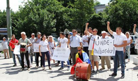 Un grup de oameni a protestat astăzi în faţa Băncii Naţionale, cerând demisia conducerii. Foto: jurnal.md