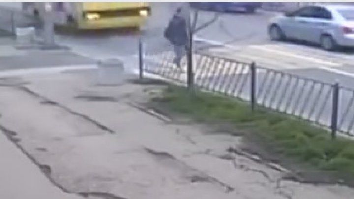 Imagini de groază: Un bărbat, lovit pe trecere de un autobuz