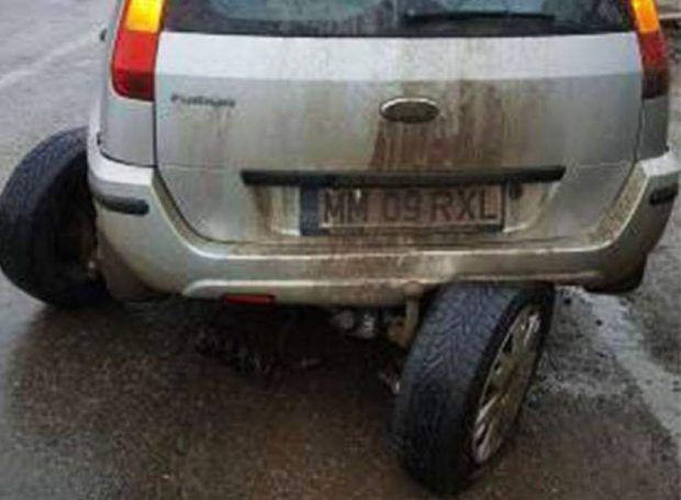 Un șofer a intrat în plin într-un crater plin cu apă şi astfel şi-a rupt efectiv maşina în două. 