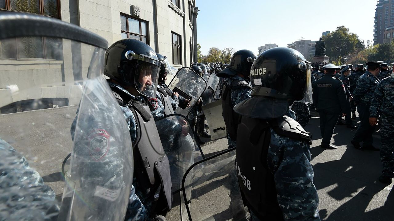 В Ереване протестующие направились к зданию парламента. Фото: ria.ru.