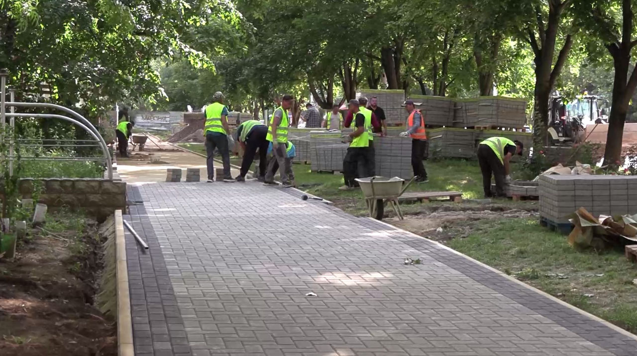 Peste 150 de locuri de parcare vor fi create pe bulevardul Cuza Vodă din Chișinău.