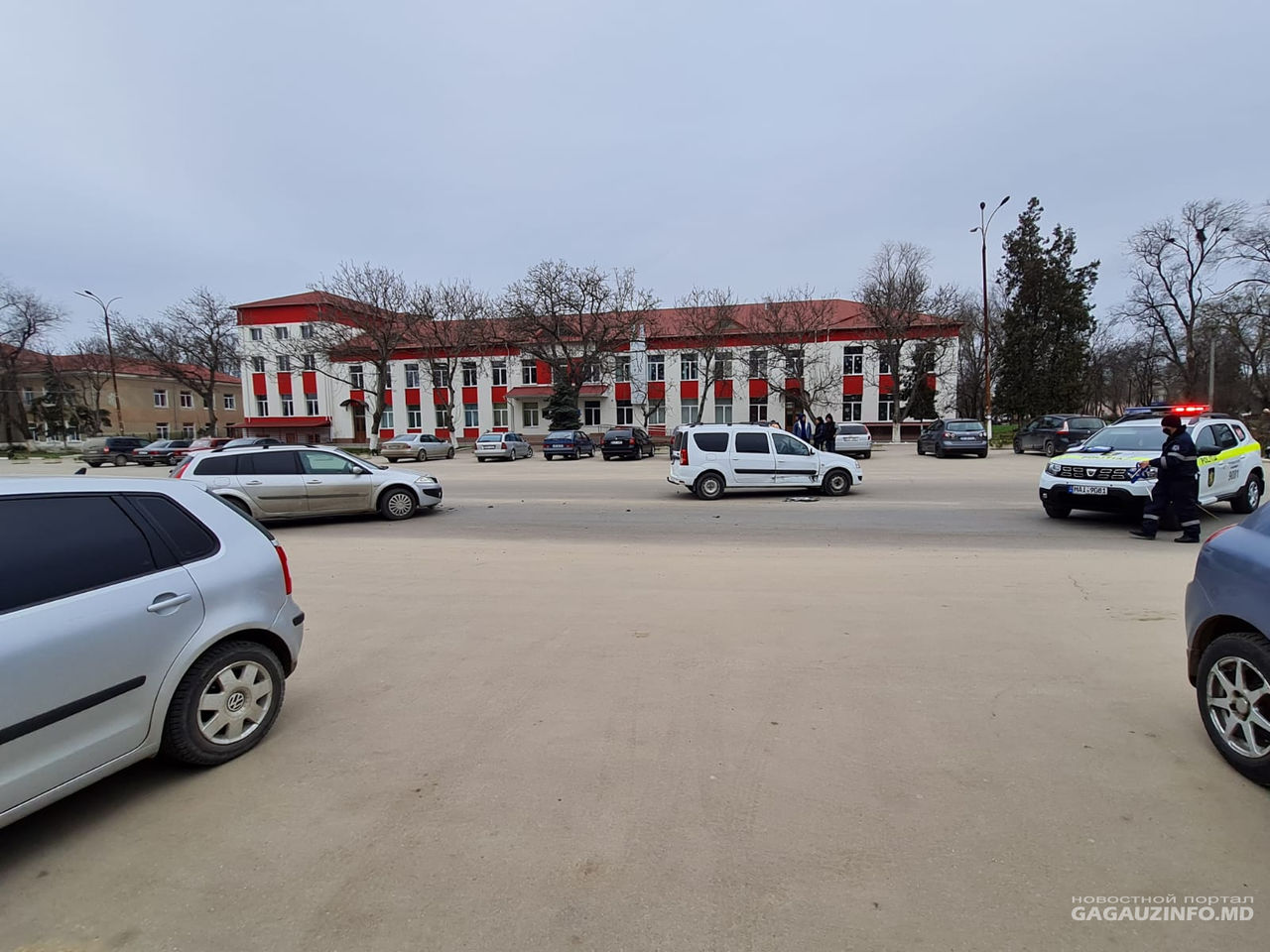 ДТП в Вулканештах: две машины не смогли разъехаться на площади.