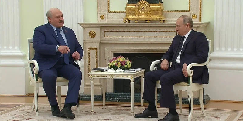 Лукашенко привез Путину карту с планом нападения на Белоруссию.