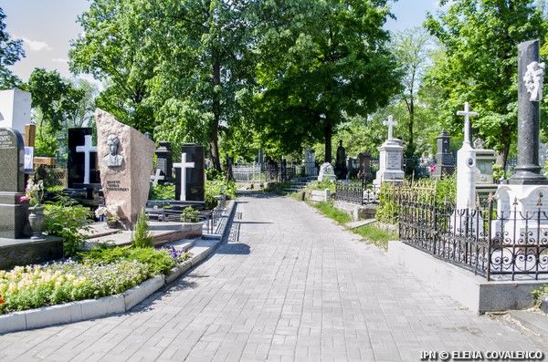 Autorităţile îndeamnă oamenii să adopte un comportament decent în cimitire