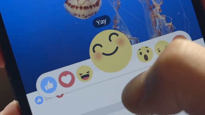 Cum înlocuiești "reacțiile" pe Facebook cu alte emoticoane. Foto: iqool.ro