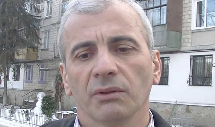 Un profesor, alungat în stradă de cei care i-au vândut apartamentul. Foto: Captură video