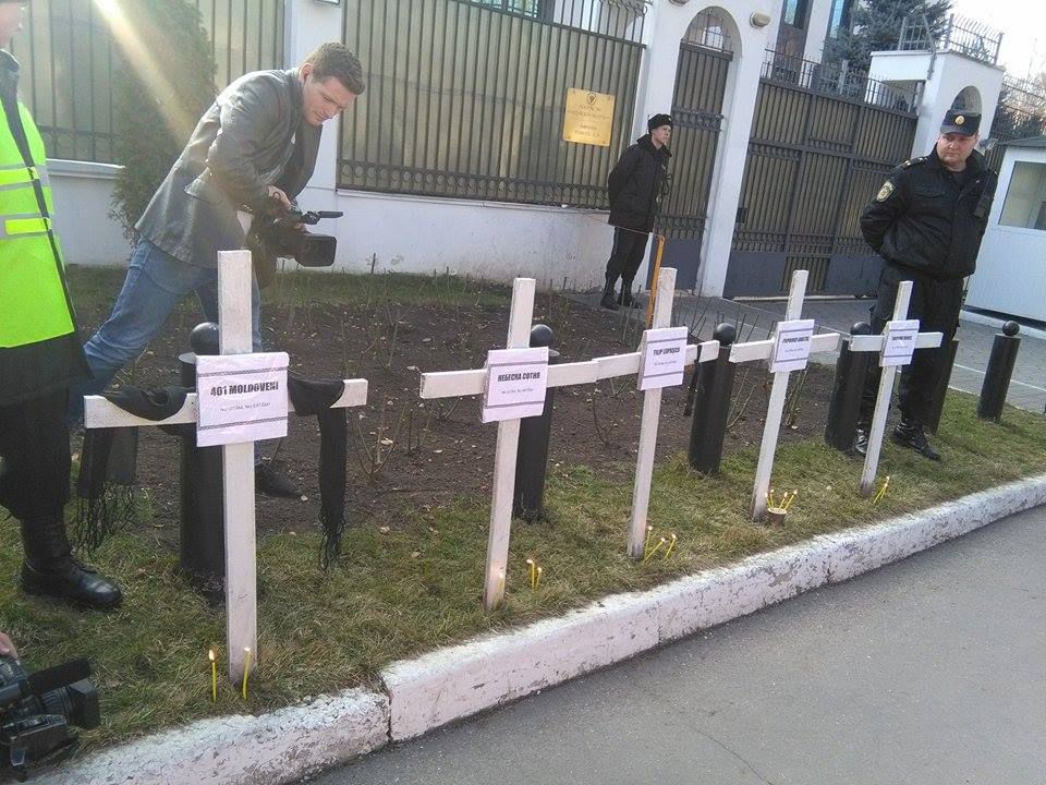 Cruci şi pământ în faţa Ambasadei Rusiei la Chişinău. Foto: moldova.org