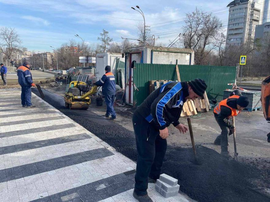 В Кишинёве продолжаются работы по содержанию дорожной инфраструктуры.