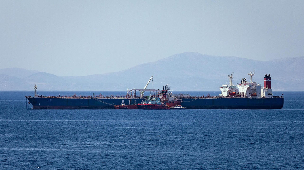 В Греции конфискованную США нефть вернули на иранский танкер.