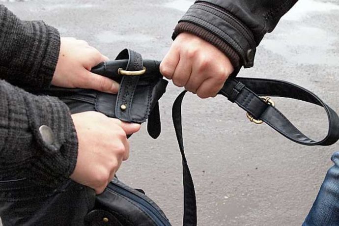 Doi bărbaţi au fost reţinuţi de poliţie după ce au jefuit o persoană în plină stradă, lăsând victima desculţă.