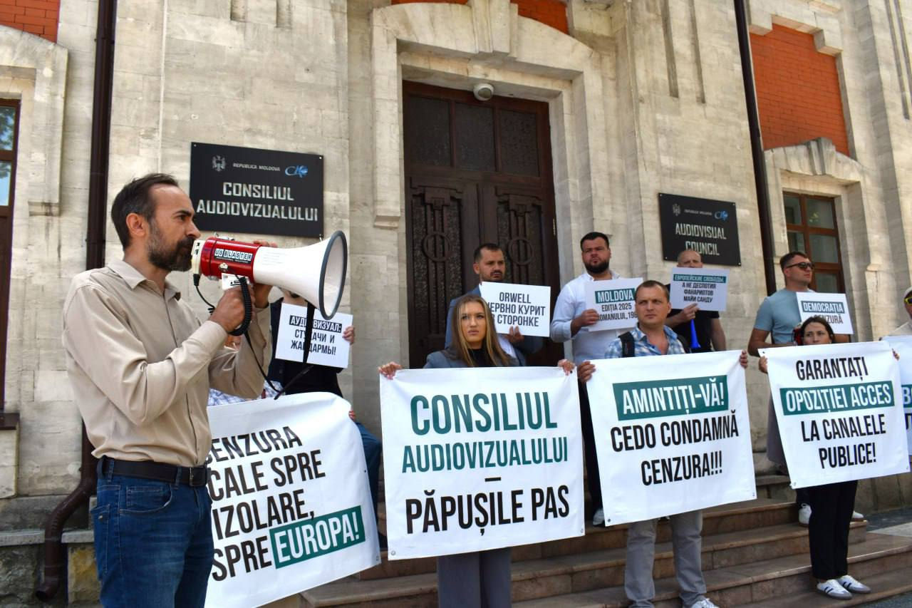 Блок "Альтернатива" провел акцию протеста у Совета по телевидению и радио.