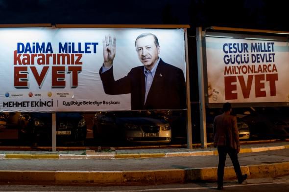 Turcii sunt chemaţi astăzi la urne să aprobe sau să respingă prin vot o nouă Constituție. Foto: Gulliver/GettyImages