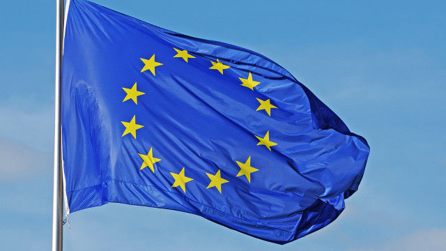Politicienii fură miliarde de euro – moldovenii rabdă. Politicienii îi țin prizonieri la poarta Europei – moldovenii rabdă.