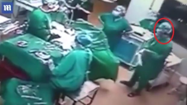Medicul și asistenta, care aveau o relație, s-au luat la bătaie în timpul intervenției chirugicale. 