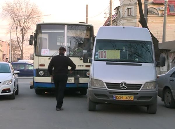 Un autobuz si un microbuz s-au ciocnit in centrul capitalei. Foto: protv.md