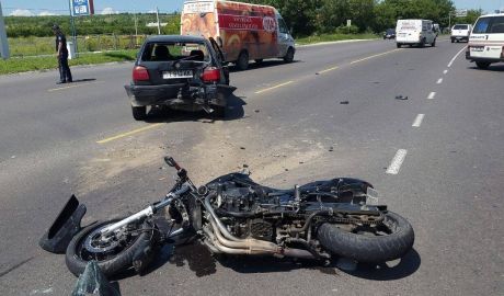 Un tânăr a ajuns în stare gravă la spital după ce a intrat violent cu motocicleta într-un automobil. Foto: jurnal.md