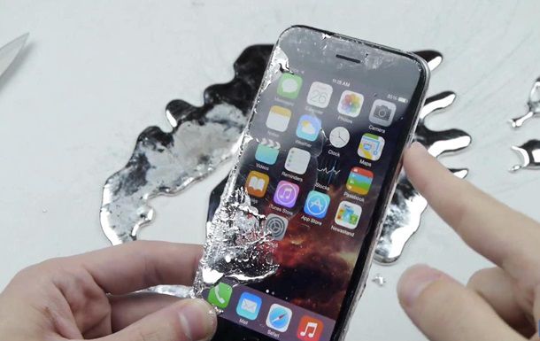 Повторять это со своим смартфоном блогер не рекомендует.