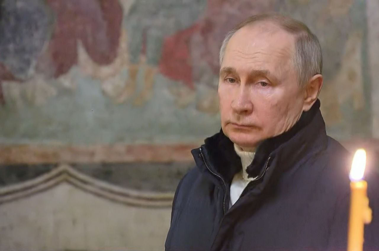 Российское ТВ показало кадры с Путиным на рождественской службе.