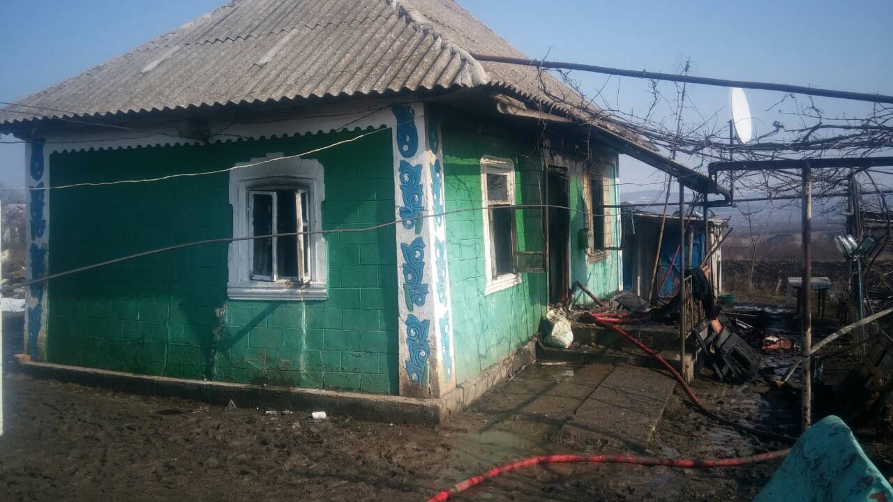 Двум детям хозяев удалось выбраться из огня, а малыша гостей не смогли спасти. Фото: dse.md.