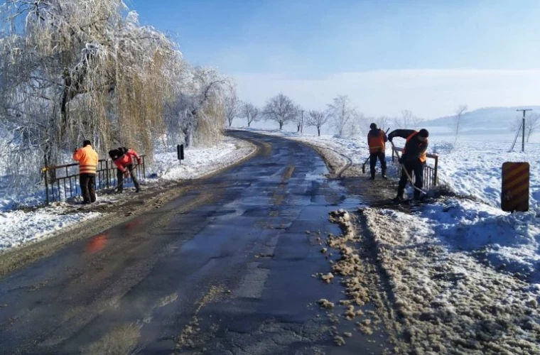 Дороги на севере Молдовы обрабатывают против гололеда.