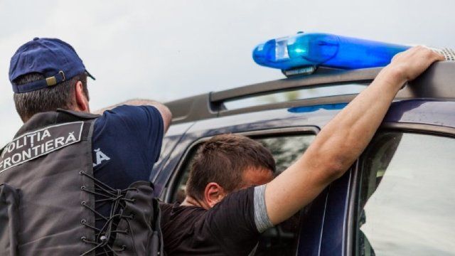 Четырех человек, находящихся в конфликте с законом, задержали на государственной границе за последние сутки.
