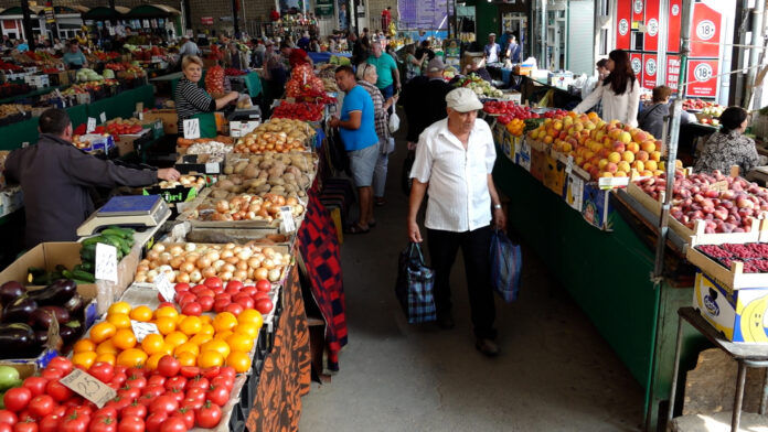 Продавцы на рынке в Бельцах жалуются на спад торговли.