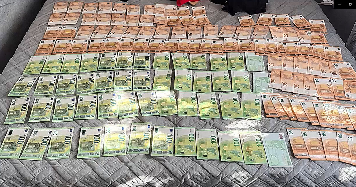 Doi tineri suspectați de furtul a 50.000 de euro dintr-un apartament, reținuți.