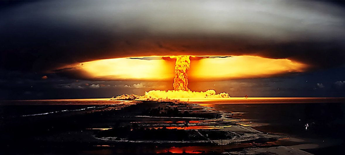 Experți: Inteligența artificială va prelua în curând controlul asupra armelor nucleare.