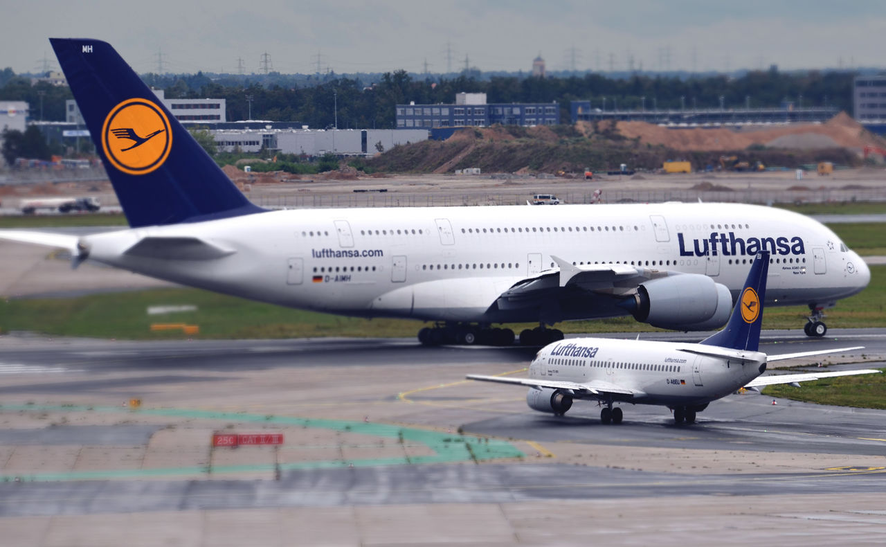 Суд Дюссельдорфа накануне разрешил бортпроводникам Lufthansa продолжить забастовку.