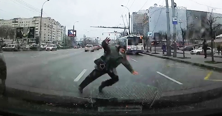 В столице пожилой мужчина едва не угодил под колеса автомобиля.