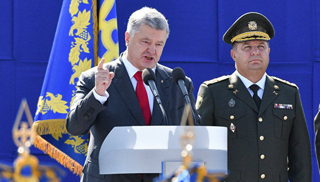 Порошенко наградил именным оружием советника президента США Болтона.