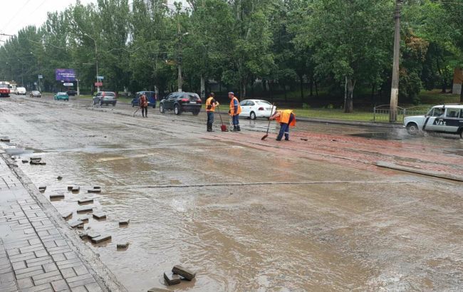 Мариуполь залило водой: движение транспорта ограничили, свет отключили.
