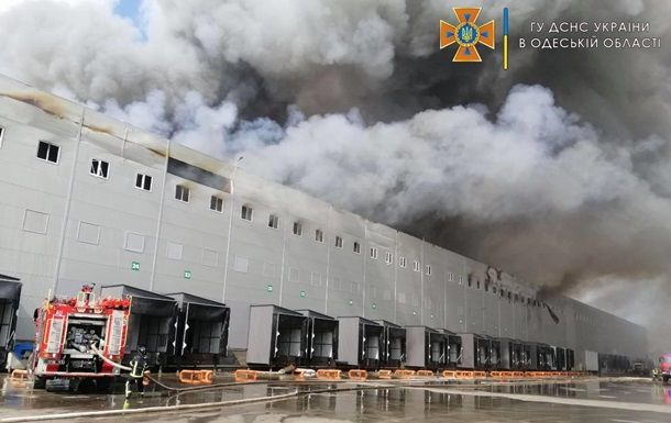 Под Одессой загорелись склады сети супермаркетов.