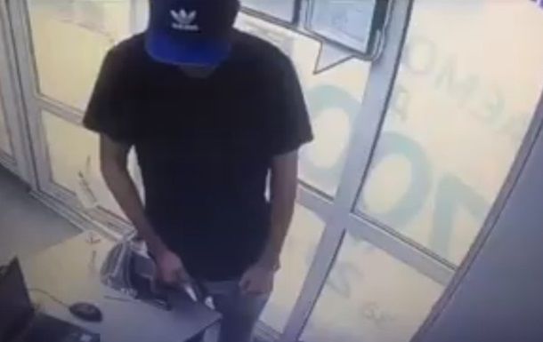 В Киеве мужчина с ножом напал на кредитное учреждение.