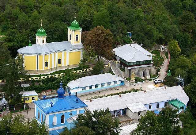Монастырь Сахарна предлагает заказать поминовение онлайн.