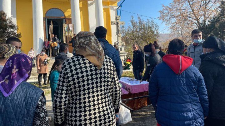 Родные прощаются с убитой двухлетней девочкой.