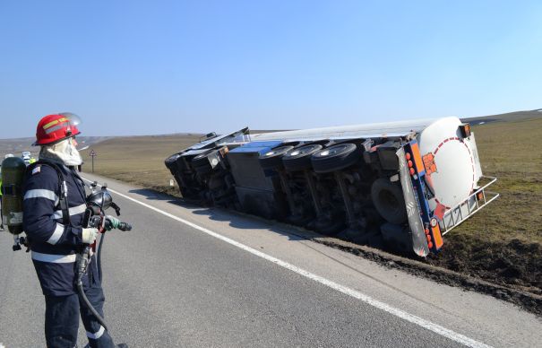 Un autocamion cu 30 tone de motorină, răsturnat la Vulcănești