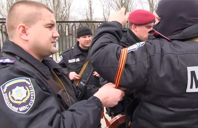 В Славянске сотрудники спецподразделения "Беркут" вышли на улицу поддержать жителей города.